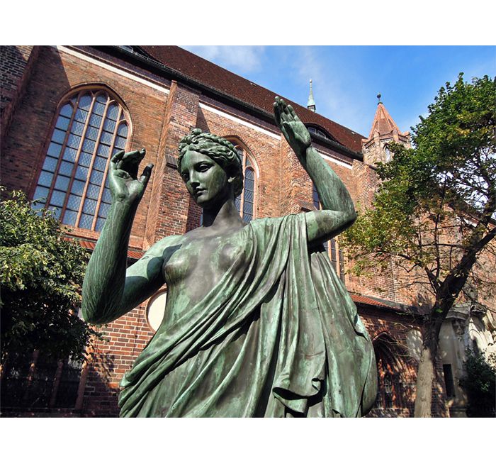 Berlin photograph - sculpture at the St. Nicholas' church - photo cult berlin