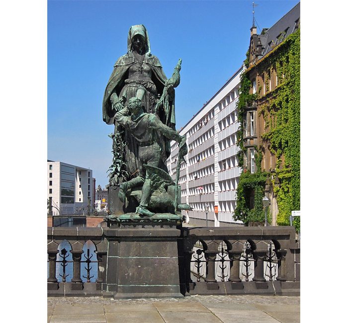 Berlin photograph - sculpture on Gertrauden bridge - photo cult berlin