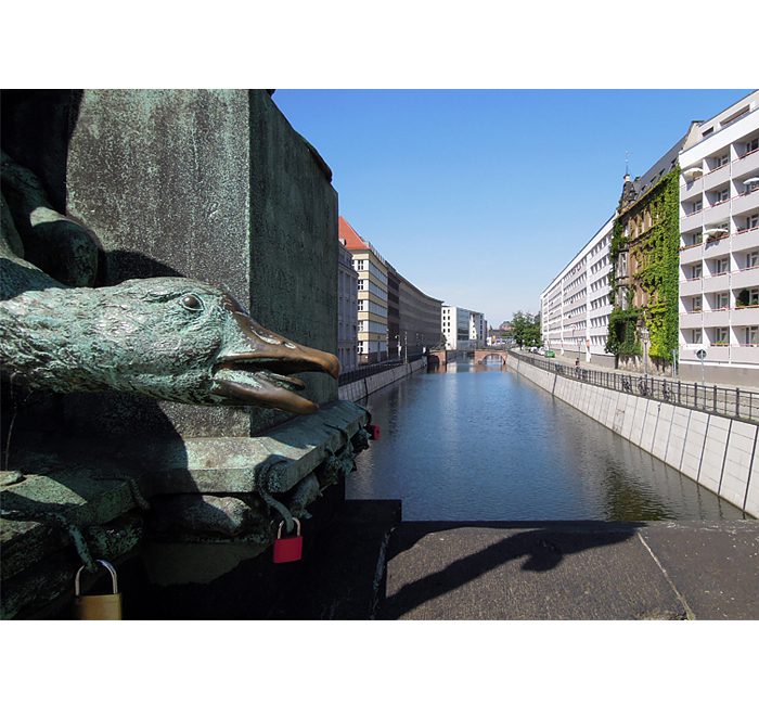 Berlin photograph - on the Gertrauden bridge, right side - photo cult berlin