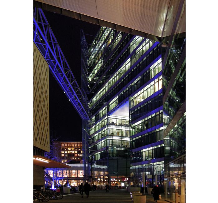 New Kranzler-Eck on Kurfuerstendamm at night - photo cult berlin