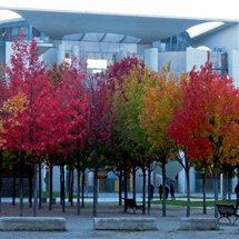 Bundeskanzleramt / Federal Chancellery with autumn trees