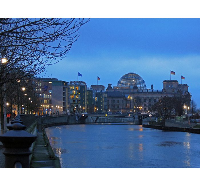 Berlin photo - Reichstag building at Spree on a winter day - photo cult berlin