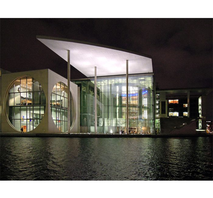Berlin photo - Reichstag building at Spree on a winter day - photo cult berlin