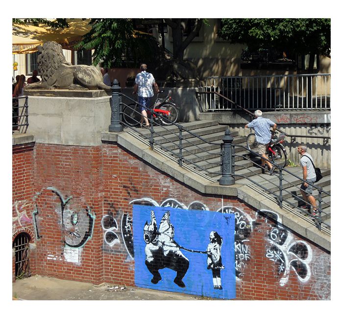 Berlin photo - Street art in Mitte at the Nikolaiviertel | Photo Cult Berlin - photo cult berlin