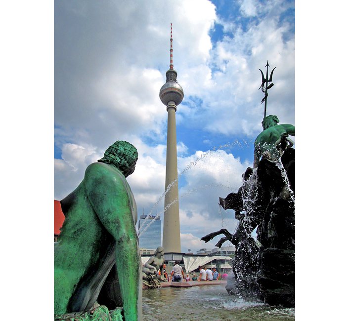 Neptune fountain and TV-Tower - photo cult berlin